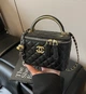 Жіноча сумка в стилі Chanel чорна з ланцюжком Маленька сумочка Шанель - зображення 3