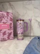 Термокружка Stanley Love Shack Fancy 40 oz (1180 мл) фіолетовий у подарунковій коробці - изображение 3