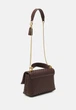 Женская сумка кроссбоди через плечо GUESS LISBET CONVERTIBLE XBODY FLAP - Handbag Mahogany (72787) - изображение 2