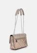 Жіноча сумка кросс-боді через плече GUESS Dilla Convertible Crossbody Pewter SG797121 (45939) - зображення 3