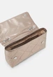 Жіноча сумка кросс-боді через плече GUESS Dilla Convertible Crossbody Pewter SG797121 (45939) - зображення 4