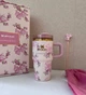 Термокружка Stanley Love Shack Fancy 20 oz (591 мл) рожевий з бантиками у подарунковій коробці - изображение 1