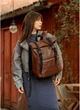 Рюкзак RollTop з міцної екошкіри, об'ємний, з кишенями, шоколадний - зображення 4