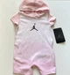Песочник бело-розовый переливчатый с капишоном на девочку Jordan 56/62 на 0-3 месяцев - изображение 3