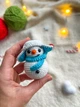 Новогодний вязаный снеговик – игрушка амигурумы для рождественского декора. Снеговик. Рождественские игрушки к - изображение 2