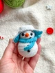 Новогодний вязаный снеговик – игрушка амигурумы для рождественского декора. Снеговик. Рождественские игрушки к - изображение 4