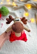 Новогодний вязаный лось в комбинезоне – игрушка амигурумы для рождественского декора Рождественский лось. - изображение 4