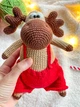 Новогодний вязаный лось в комбинезоне – игрушка амигурумы для рождественского декора Рождественский лось. - изображение 5