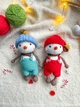 Новогодний вязаный снеговик в комбинезоне – игрушка амигурумы для рождественского декора. - изображение 7