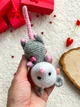 Амигуруми опоссум 14 см – вязаная игрушка с сердечком ручной работы - изображение 3