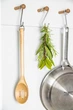 Ложка для сервировки с прорезями KitchenAid Coreline KQR704OHE 34 см бежевая - изображение 1