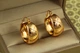 Серьги кольца Хuping Jewelry широкие гравировка ромб 2,5 см золотистые - изображение 2