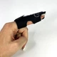 Фиксатор для пальца руки на липучке Finger Splint Doctor, фиксирующий ортез-бандаж на палец при растяжениях, травмах, вывихах, переломах и артрите, размер универсальный Черный, AFD-1-Black - изображение 11