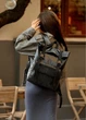 Женский городской рюкзак RollTop из экокожи для повседневного использования с регулируемым объемом и карманами, черный принт крокодил 60605 - изображение 3