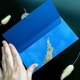 Конверт оксамитовий під гроші розмір 16,6 х 8 см з печаткою поталлю та декором на магнітній застібці яскраво-голубого кольору - зображення 2