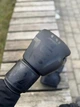 Боксерские перчатки Venum Elite Neo 16 oz (черные) — PU кожа, для бокса, тренировок и спаррингов - изображение 2
