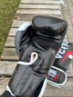 Боксерские перчатки Venum Elite Neo 8 oz (черный/красный/белый) — PU кожа, для бокса, тренировок и спаррингов - изображение 4