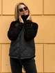 Стильная куртка короткая стеганая демисезонная на синтепоне с вязаными рукавами оверсайз 42-48 черный КМ 71001 - изображение 1