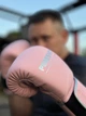 Боксерські рукавиці Peresvit Stealth Pink 14oz рожеві - изображение 5