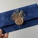 Конверт оксамитовий під гроші розмір 16,6 х 8 см з печаткою та сухоцвітами на магнітній застібці синього кольору - изображение 2