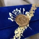 Конверт оксамитовий під гроші розмір 16,6 х 8 см з печаткою поталлю та декором на магнітній застібці яскраво-синього кольору - изображение 5
