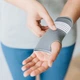 Фіксатор зап'ястя та долоні Gymtek розмір М сірий - зображення 7