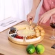 Кругла бамбукова дошка для сиру і закусок з ножами, дерев'яна сервірувальна менажниця діаметр 33 см колір білий - зображення 8