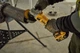 Шлифмашина угловая болгарка DeWalt бесщеточная аккумуляторная DCG407M2T - изображение 7