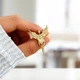 Брошь-значок BROCHE бижутерия Медицина Кадуцей с крыльями золотистая BRGV115043 - изображение 3