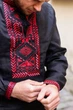 Чоловіча вишита сорочка MOTYV «Карпатська» (чорний льон, червона вишивка гладдю) | Розмір M - изображение 5