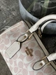 Сумка жіноча Mini Rowan Crossbody In Signature біло-пудрове барило - зображення 3