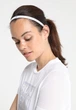 Спортивная повязка на голову Nike белая - зображення 6