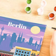 Malowanie po numerach Ravensburger CreArt Berlin 24 x 30 cm (4005556255214) - obraz 4