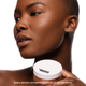 Розсипчаста пудра для ідеальної шкіри обличчя Makeup By Mario Surrealskin Soft Blur Setting Powder 2 Neutral Light 15 г - зображення 6