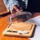 Масленка стеклянная BUTTER с бамбуковой подставкой и ножом для масла (R34370) - изображение 5