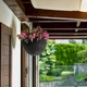 Горшок для растений Keter Rattan hanging sphere с цепками подвесной, темно-коричневый, 8,6 л - изображение 8