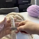 Товста плюшева пряжа для в'язання пледів, шапок і шкарпеток - м'яка, гіпоалергенна і дуже приємна на дотик (товщина нитки 2 см) (240г/24м). Підходить для в'язання руками без спиць, великою в'язкою та для початківців. - зображення 6