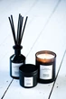 Ароматическая свеча с ароматом кожи и дровяного дыма Urban apothecary Smoked leather 300 г - изображение 2