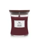 Ароматическая свеча с ароматом сочной черешни Woodwick Medium Black Cherry 275 г - изображение 1