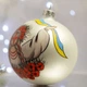 Новогодний шар на елку Santa Shop Берегиня с маками Белый/Красный 10 см (4820001112467) - изображение 5