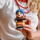 Ялинкова іграшка Rizdviani Istorii Українські історії Кума-Стефанія 14 см (4820001165609) - зображення 5