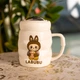 Чашка фарфоровая с крышкой Labubu 400 (мл) подарочная кружка прикольная чашка для детей на подарок Белый с желтым FM-54D - изображение 1