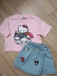 Костюм для девочки Boyboy с принтом Hello Kitty, футболка и джинсовая юбка-шорты, рост 116 см - изображение 4