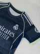 Детская футбольная форма Real Madrid 2025/26 — Kylian Mbappé №10 (резервная, тёмно-синяя), размер 26 (рост 140–145 см) - изображение 7
