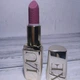 Зволожувальна губна помада Avon LUXE Runaway Plum/Сливовий сапфір - зображення 4
