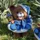 Новорічна садова фігура Ведмідь в синьому костюмі з ліхтариком (37×28×21 см), новорічний декор для саду і двору - зображення 1