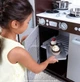Детская деревянная кухня KidKraft игровая кухня детская кухня игрушечная деревянная ролевые детские игры игровой набор детский большая игрушечная кухня 53260 - изображение 8