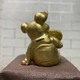 Декоративная копилка Свинка с монетой в золотом цвете (19х15х17 см), копилка для денег - изображение 2