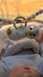 Подвеска растяжка в коляску Chickabiddy, на клипсах, вязанный Утёнок, развитие мелкой моторики малыша, тактильный тренажер игрушка погремушка - изображение 3