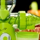 Ручная шнековая соковыжималка Multi-Function Juicing Machine RF-707 универсальная пластиковая зелёная - изображение 4